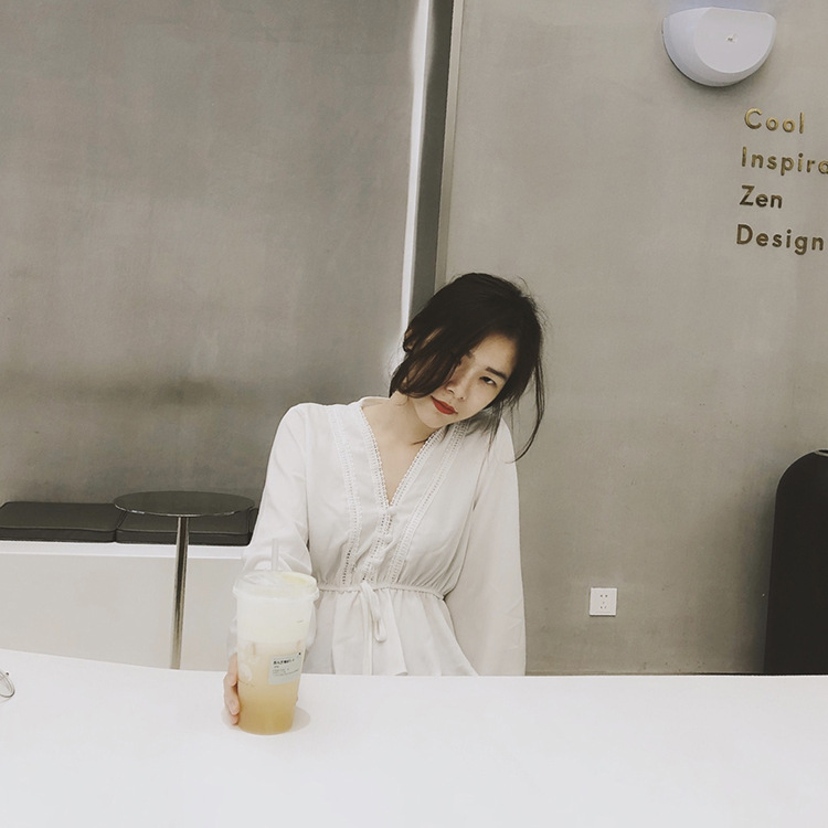 The new summer and autumn collection of the super popular Instagram fairy white lantern sleeve retro court shirt and V-neck chiffon top for women pic 3