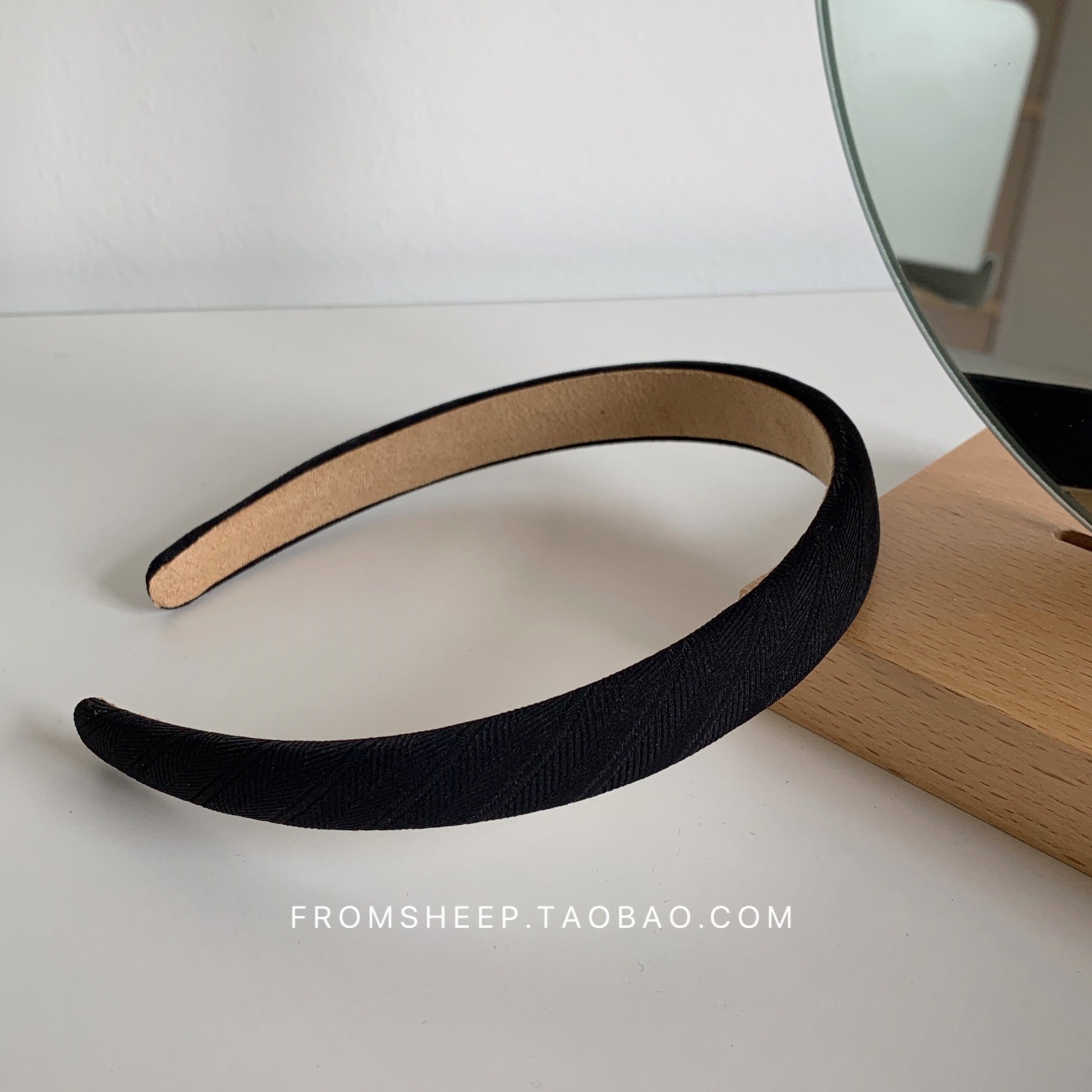 Korean-style hairbands for women in 2025 are trendy and versatile for going out. The headband is simple and elegant, and the hairpin is a popular online hair accessory with wide edges and a sweet look pic 65