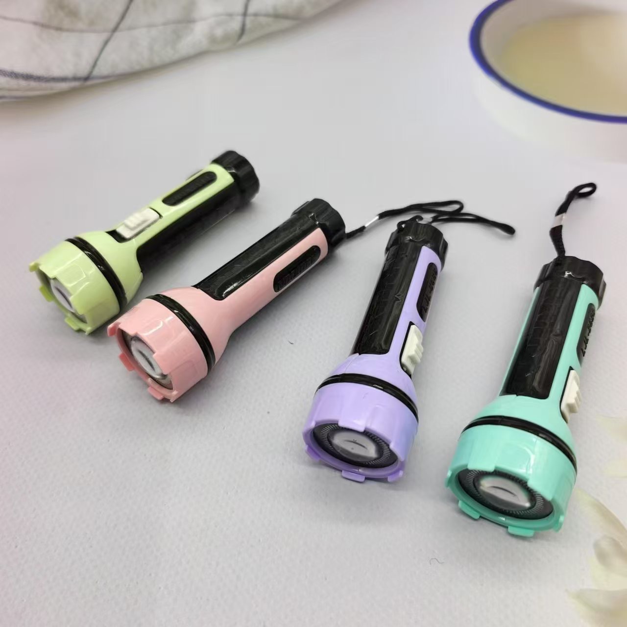 儿童玩具LED迷你手电应急灯调光手电筒彩色塑料小照明派对玩具详情4