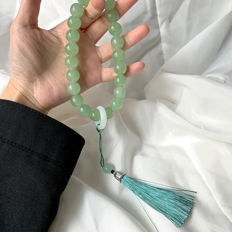 Qingqing Zijin holds a cultural and artistic bracelet that wraps around her fingers in a soft ancient style. This 18-seed prayer bead bracelet is a retro Hanfu accessory pic 16