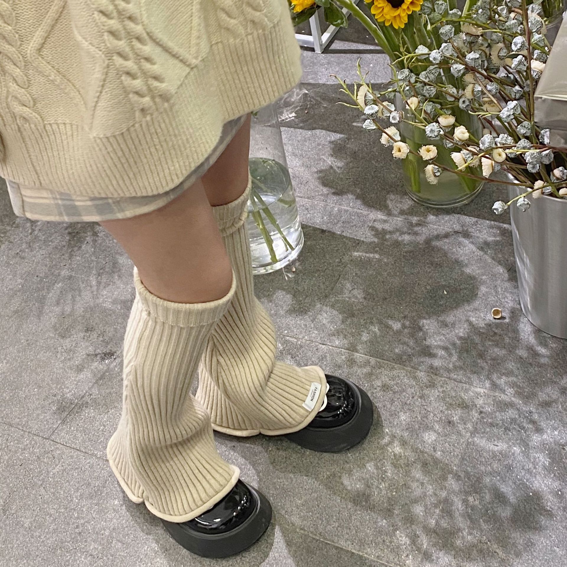 Otoño invierno influencers piernas calientes retro cuerno casquillo estilo nicho slim jersey rayas de lana piernas largas ligas pic 10