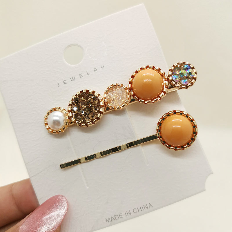 A retro hair clip for a young girl, a one-piece top clip, a simple 2-piece set with water diamonds, side clips, a duckbill clip, a headpiece, and a bangs clip at the back of the head pic 19