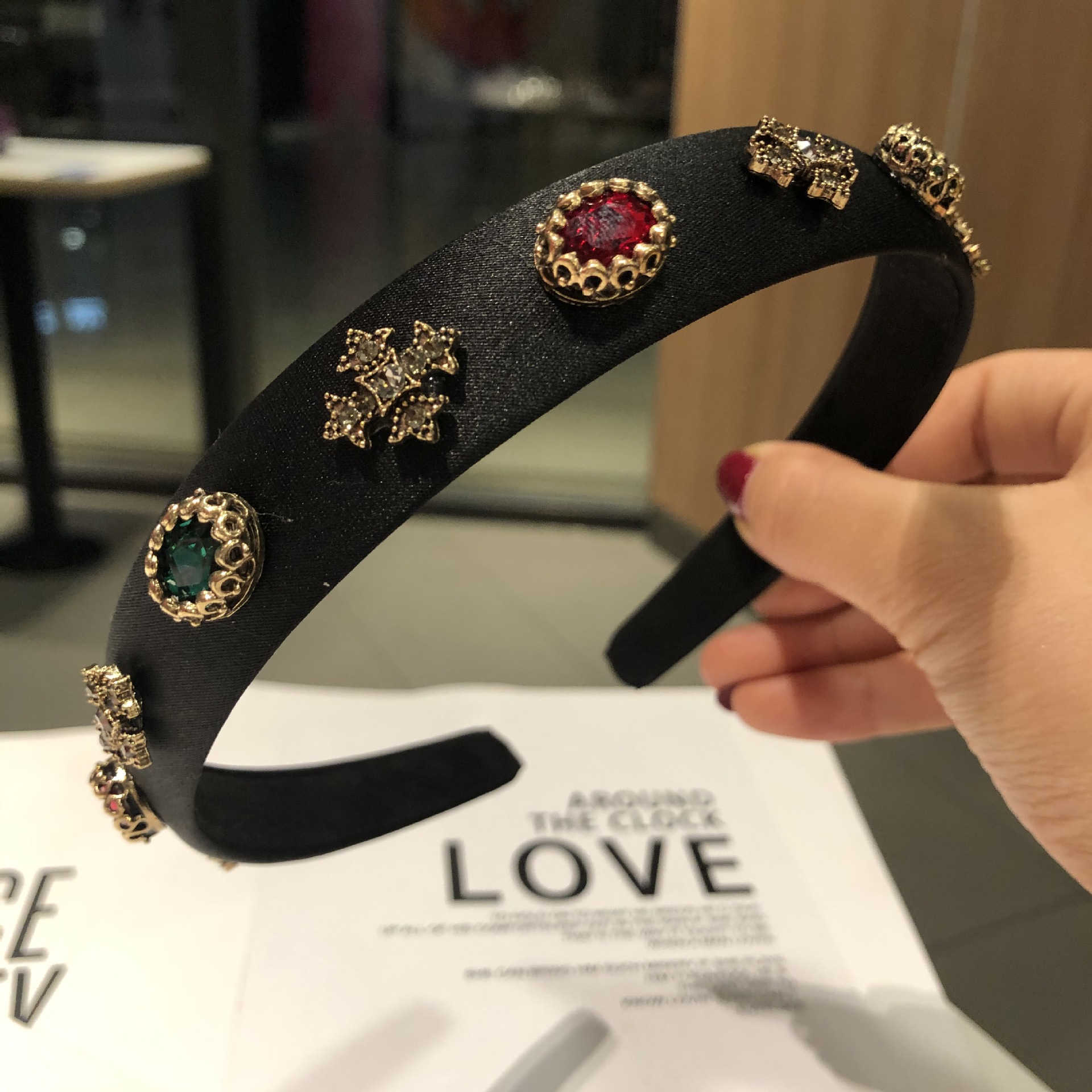 The elegant water diamond and pearl hair band is a versatile and sweet headwear for girls. It features a simple and elegant hairpin mesh and a red outlet pressure headband pic 10