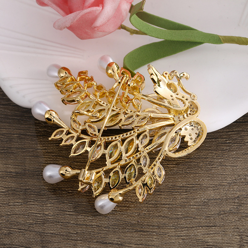 欧美时尚锆石孔雀胸针 奢华珍珠胸花 保色电镀丝巾别针衣服配饰品详情4