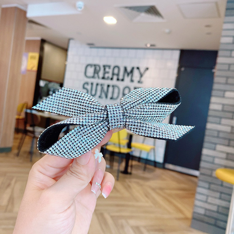 Black rhinestone velvet bangs clip with a high-end look, side clip with a duckbill clip and a small Chanel style, pearl rhinestone hair clip at the back of the head pic 11