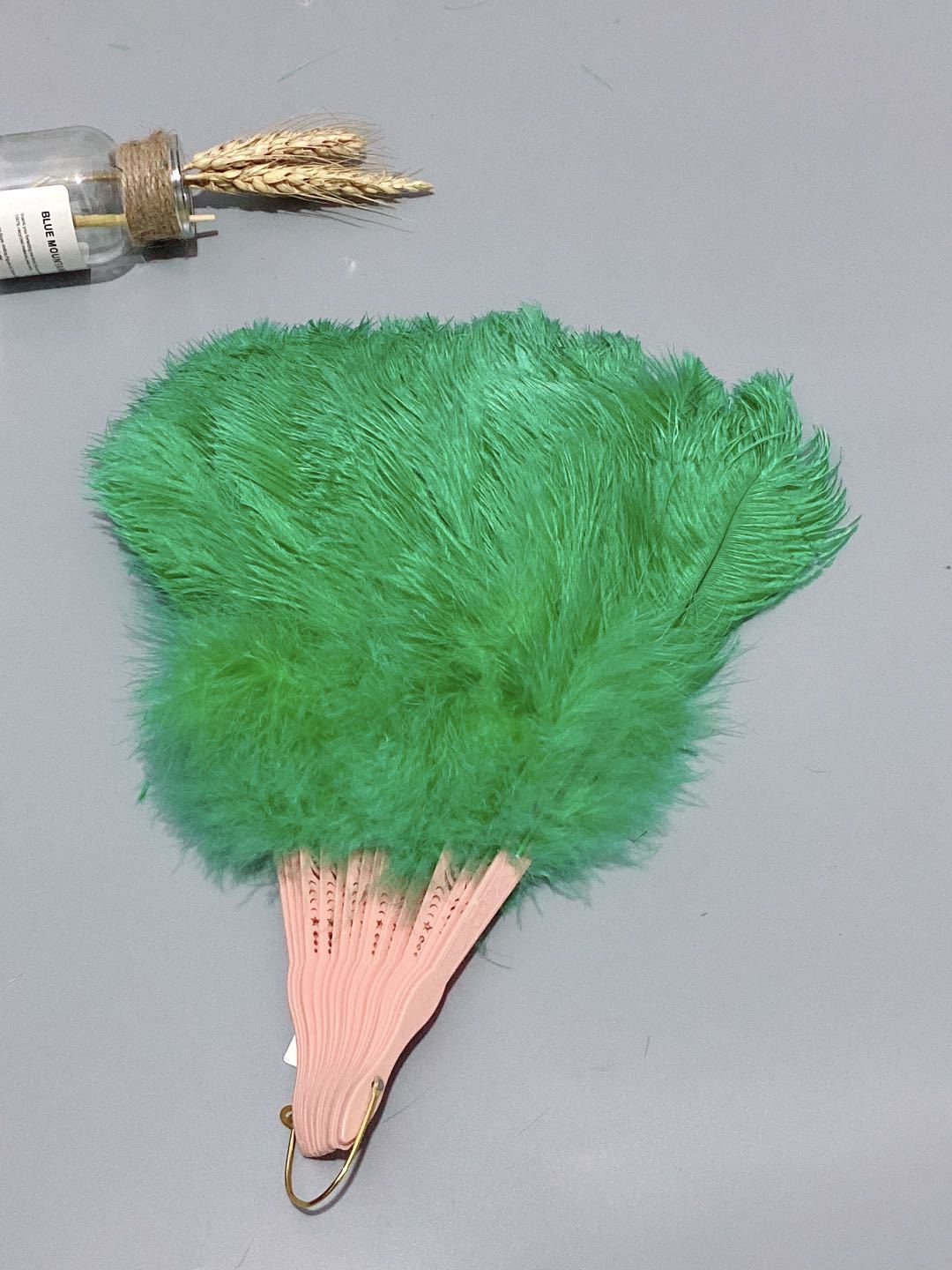 The feather fan is a special prop for the dance performance of the ostrich-colored feather fan used by the palace film crew pic 32