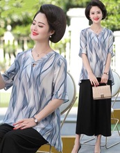 The 2022 new summer mom dress for middle-aged and elderly people aged 40 and 50 short-sleeved chiffon dress is elegant and stylish, making them look younger and slimmer pic 15