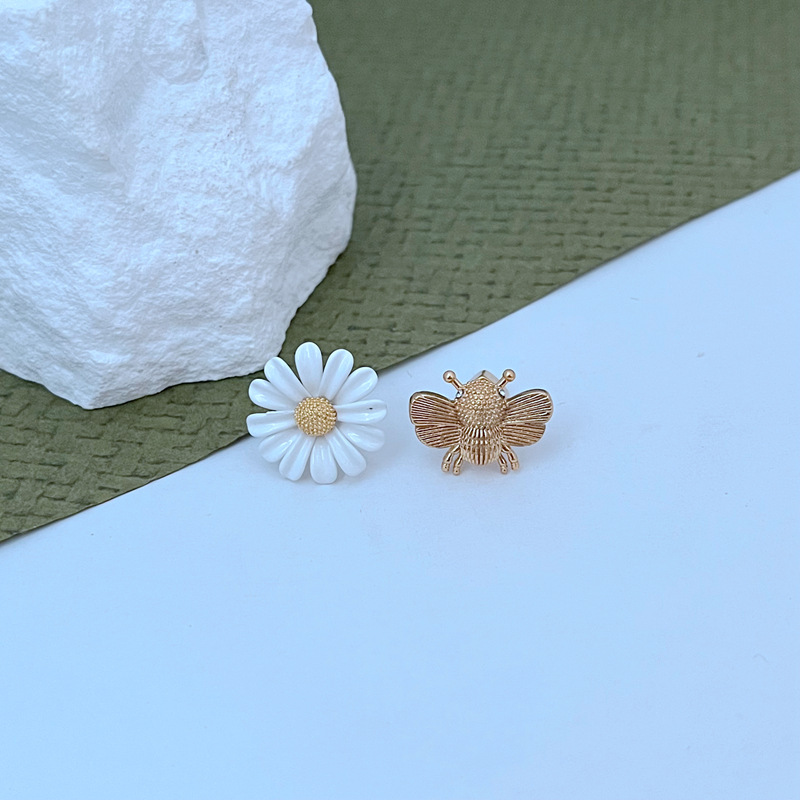 European and American fashion, light luxury, sweet and fresh Daisy and bee inlaid enamel glaze Daisy metal jewelry set pic 16