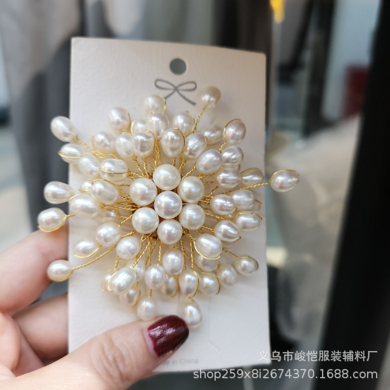 Elegant and refined brooch for ladies, simple Korean crystal corsage cardigan, sweater, pin buckle, overcoat accessory pic 14