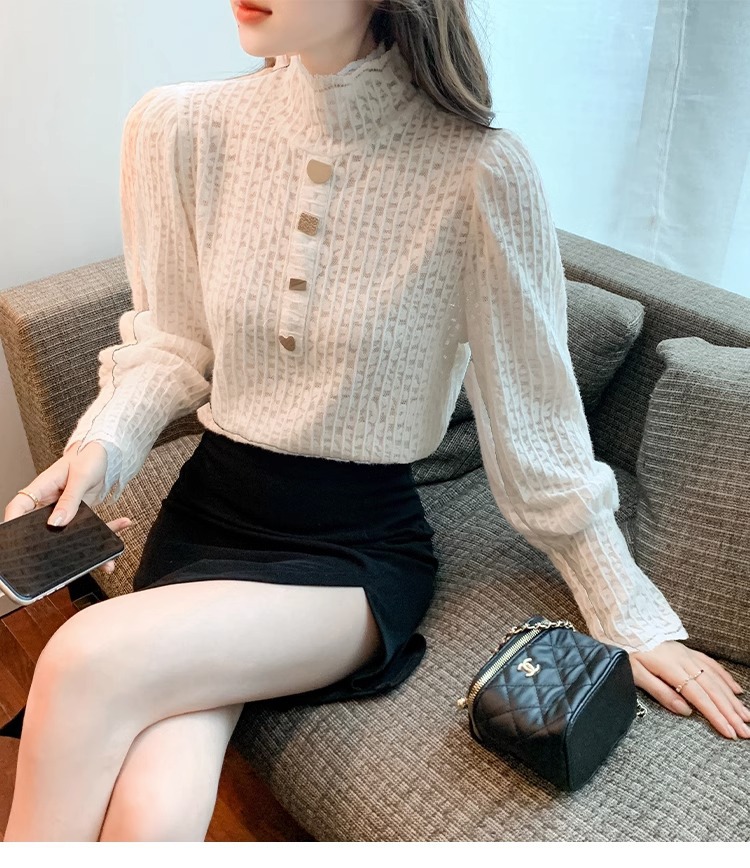 For the 2022 autumn and winter collection, women can wear a small stand-up collar with an elastic and form-fitting lace base layer and a thick fleece top pic 15