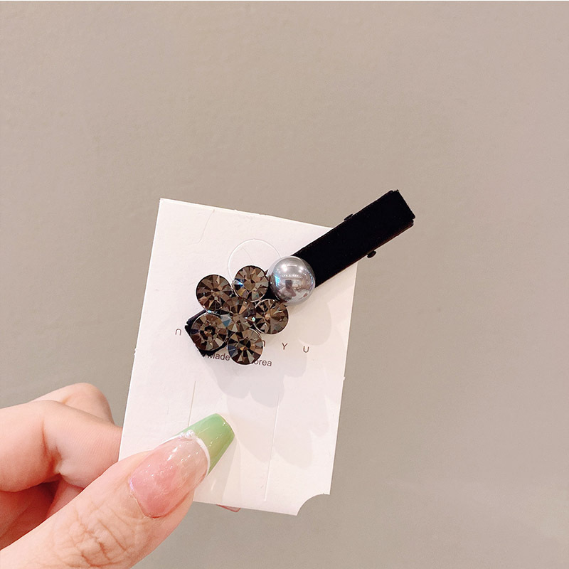 Black rhinestone velvet bangs clip with a high-end look, side clip with a duckbill clip and a small Chanel style, pearl rhinestone hair clip at the back of the head pic 47