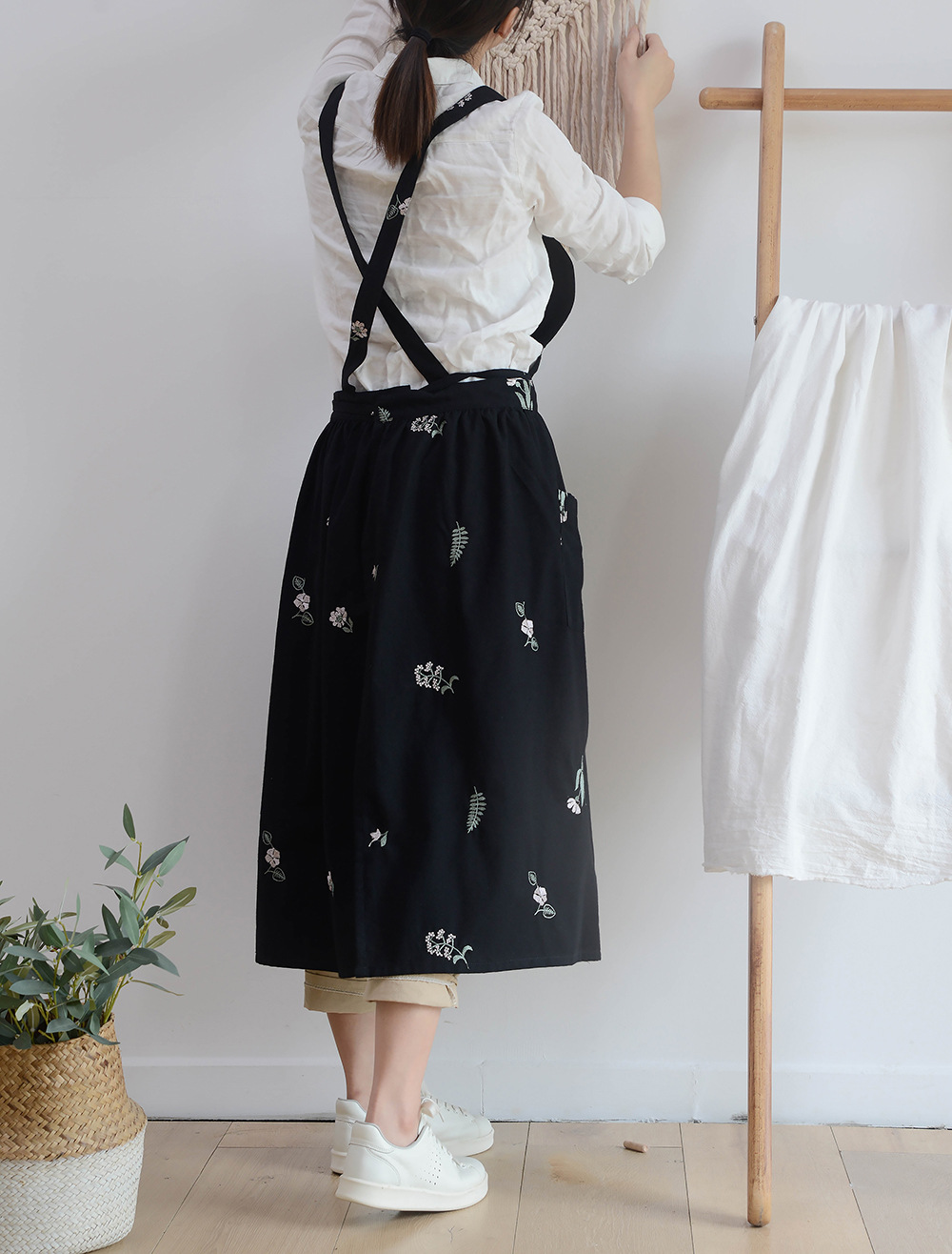 Wholesale of cross-border Korean version ins embroidered all-cotton kitchen aprons with pockets, cotton and linen waterproof aprons and waistbands pic 18