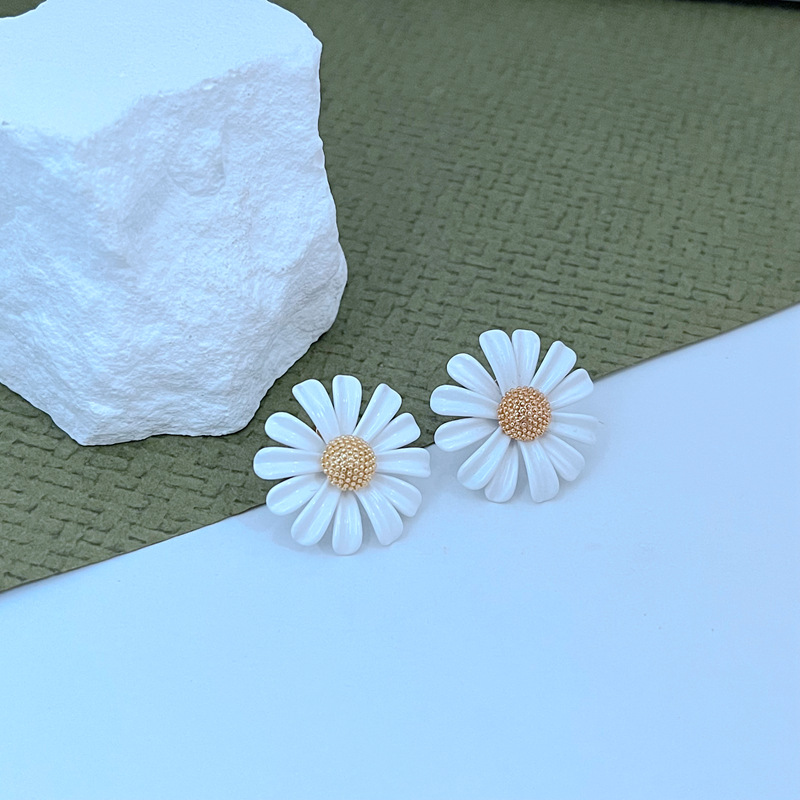 European and American fashion, light luxury, sweet and fresh Daisy and bee inlaid enamel glaze Daisy metal jewelry set pic 8