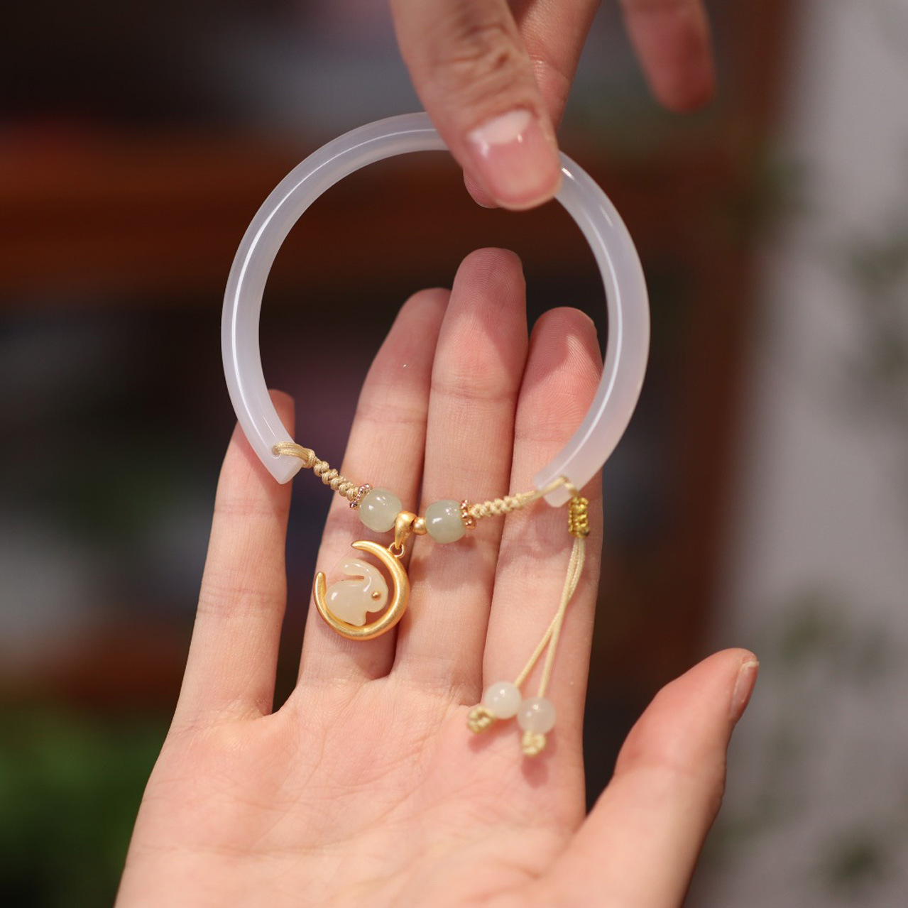 The rabbit of the same style as Douyin fell in love with the bracelet, agate and chalcedony Dingdang bracelet, beauty strip and half bracelet design of the jade rabbit pic 4