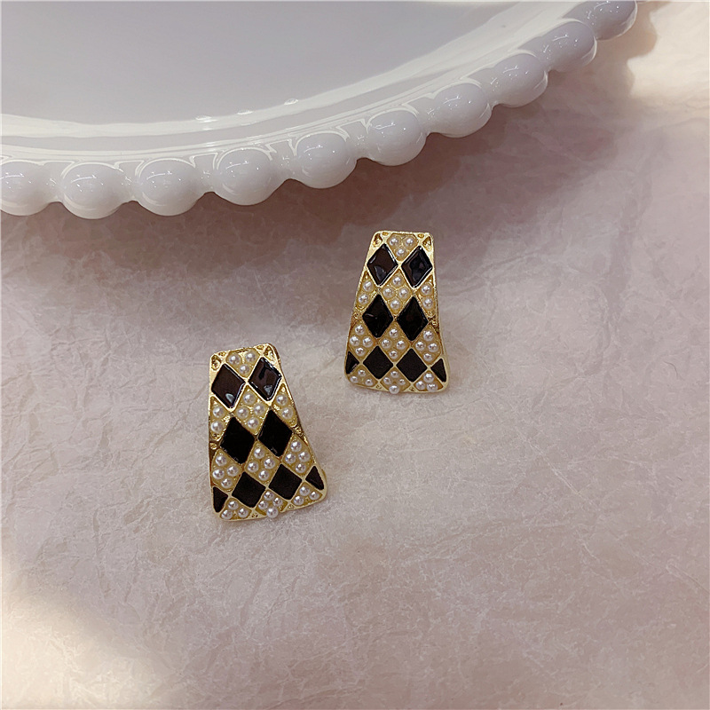 S925银针韩国法式复古黑白棋盘格几何珍珠个性气质高级设计感耳钉详情3