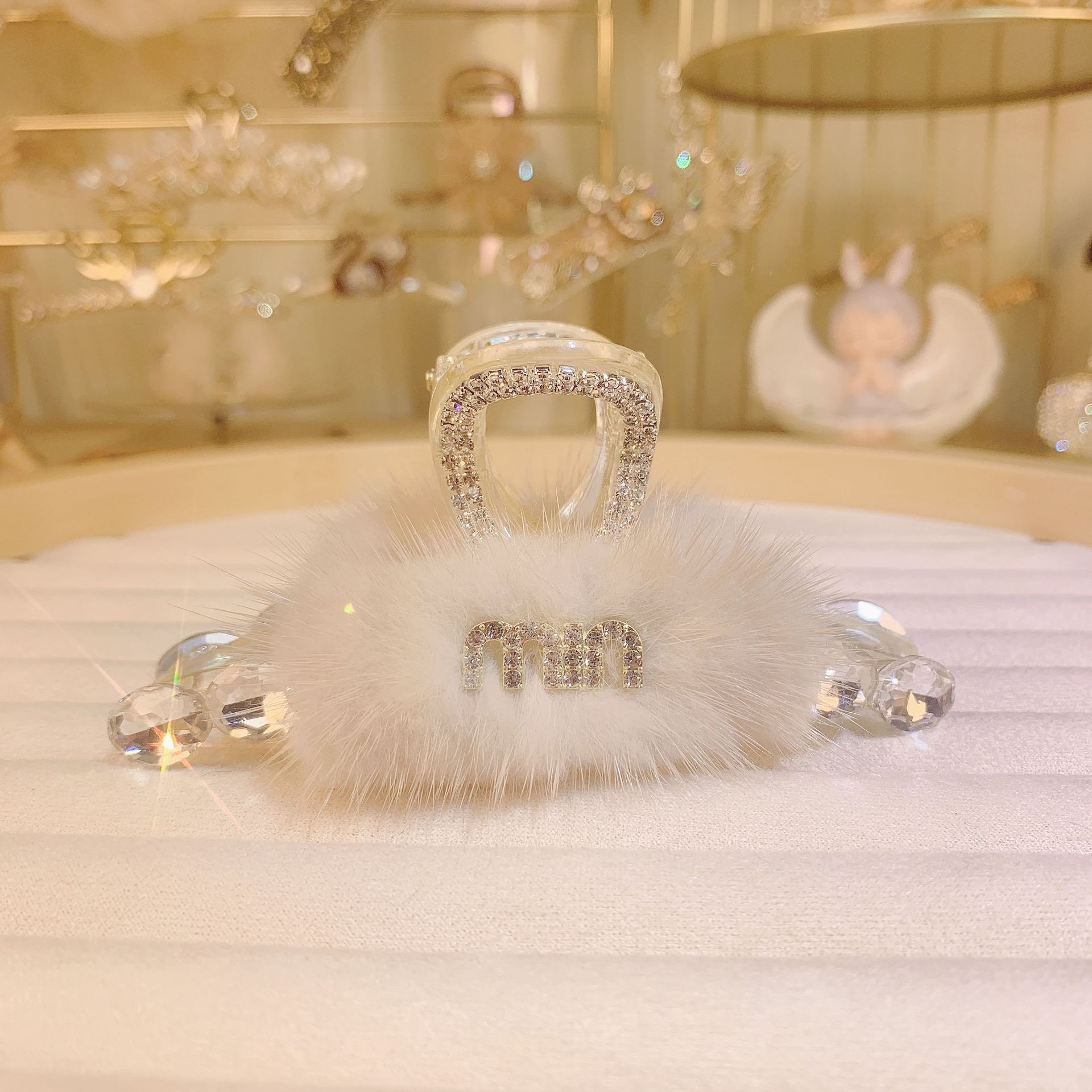 轻奢优雅水貂毛字母水钻抓夹秋冬新款网红毛绒发夹毛茸茸鲨鱼夹女详情6