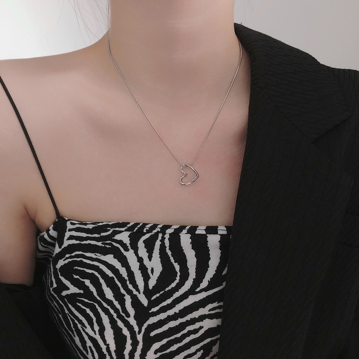 European and American style heart-shaped necklace, versatile for women, niche design, hot girl ins style, titanium steel, non-fading, high-end collarbone chain pic 20