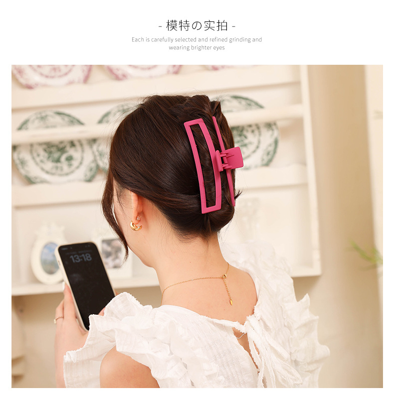 Xia Weiyi accessories Strawberry bear claw clip, Korean version large shark clip, pitaya color back of the head updo, ins hair clip pic 5