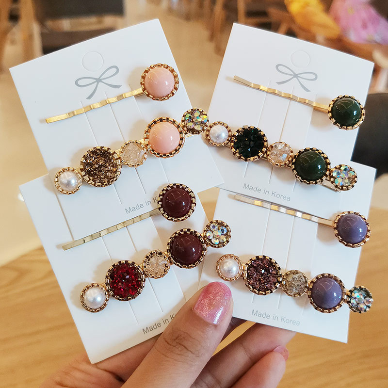 A retro hair clip for a young girl, a one-piece top clip, a simple 2-piece set with water diamonds, side clips, a duckbill clip, a headpiece, and a bangs clip at the back of the head pic 1