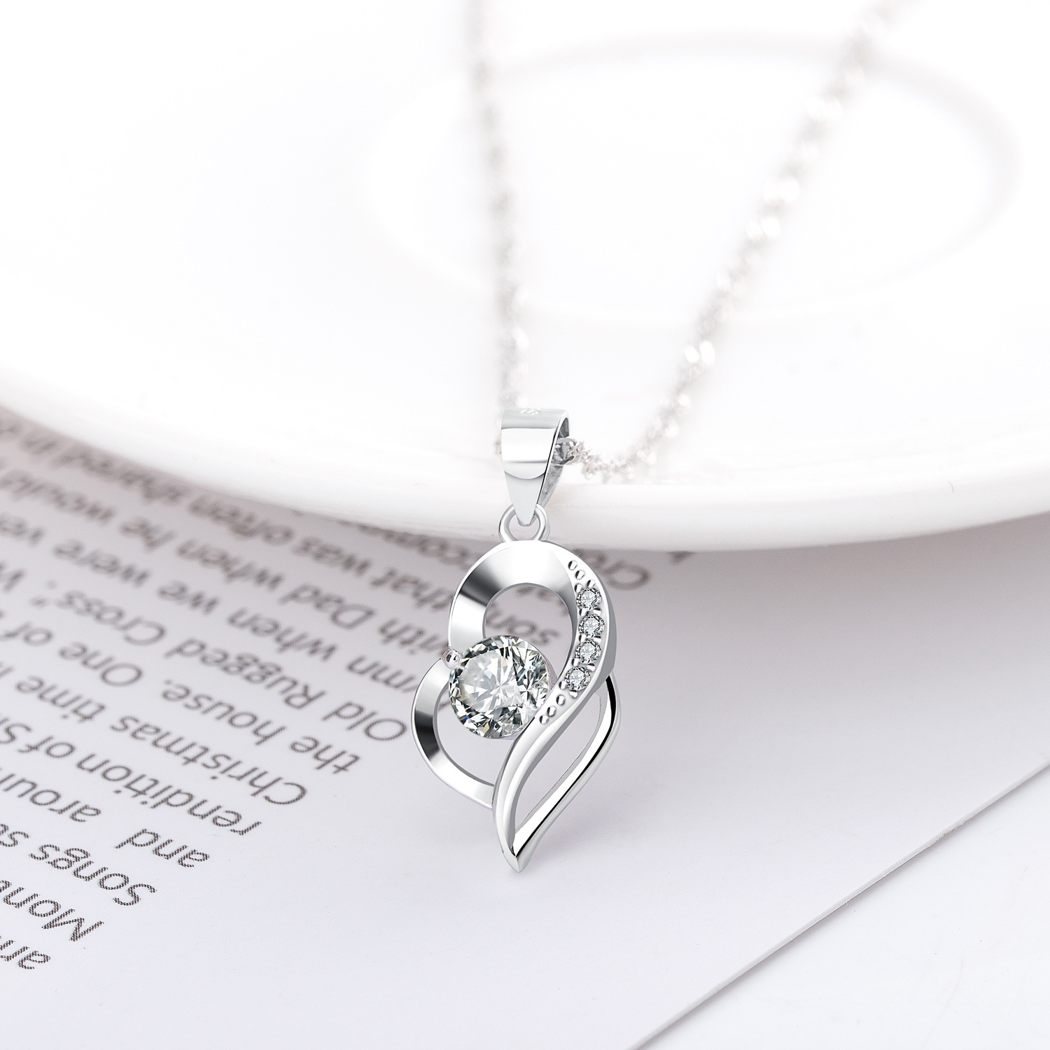A high-quality imitation D-color moissanite four-leaf clover female pendant with eight hearts and eight arrows from a live-streaming product by a popular influencer on Kuaishou and Douyin pic 78