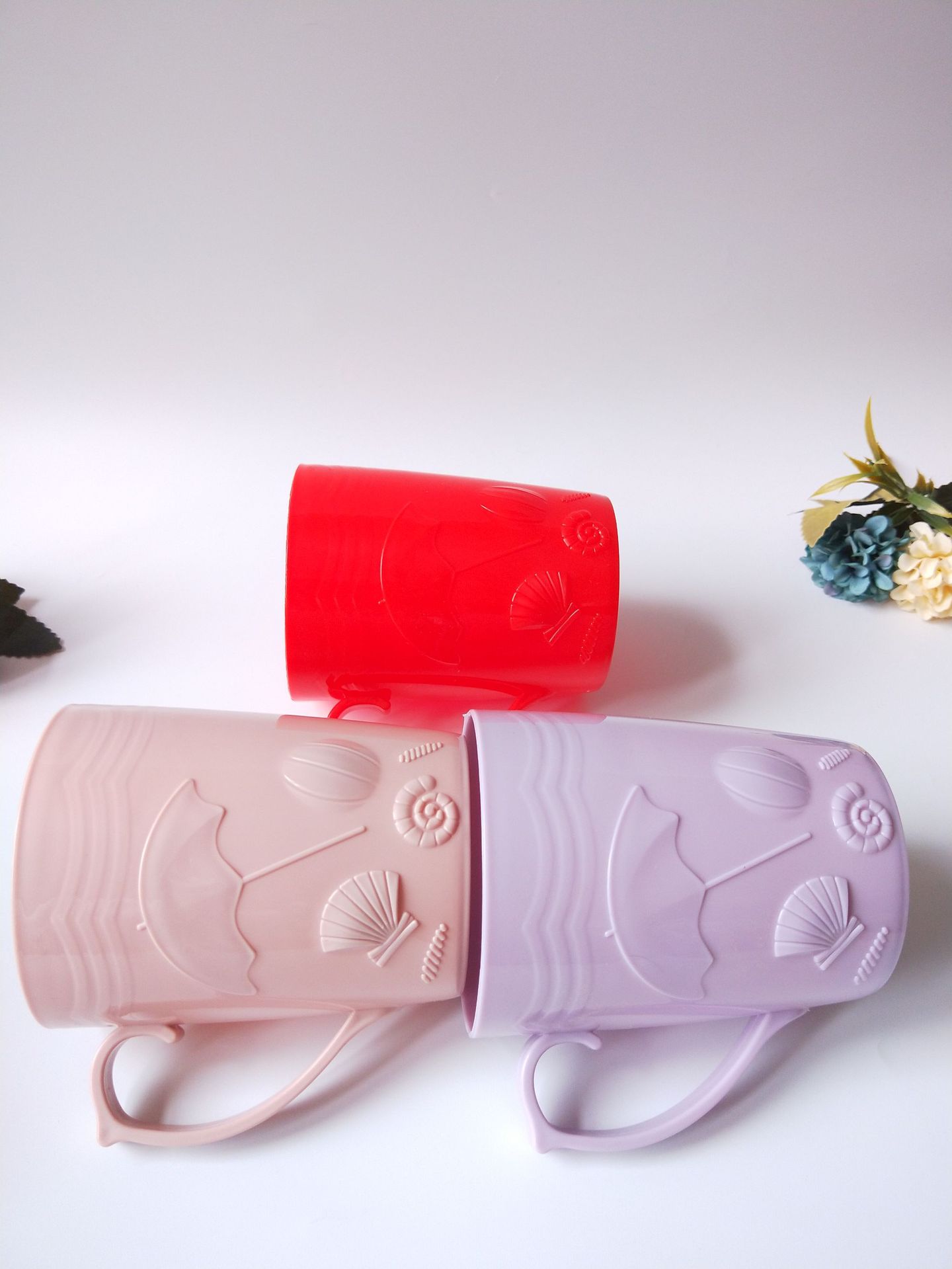 1-yuan store wholesale of plastic cups, drinking cups, colored engraved water cups and brushing cups pic 3