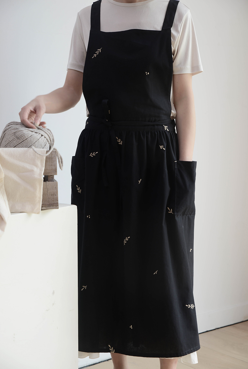 Wholesale of cross-border Korean version ins embroidered all-cotton kitchen aprons with pockets, cotton and linen waterproof aprons and waistbands pic 7