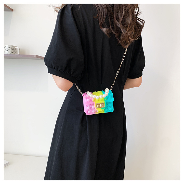 A new silicone bag for women in spring 2022, a trendy and avant-garde rat-killing pearl chain small square bag pic 12