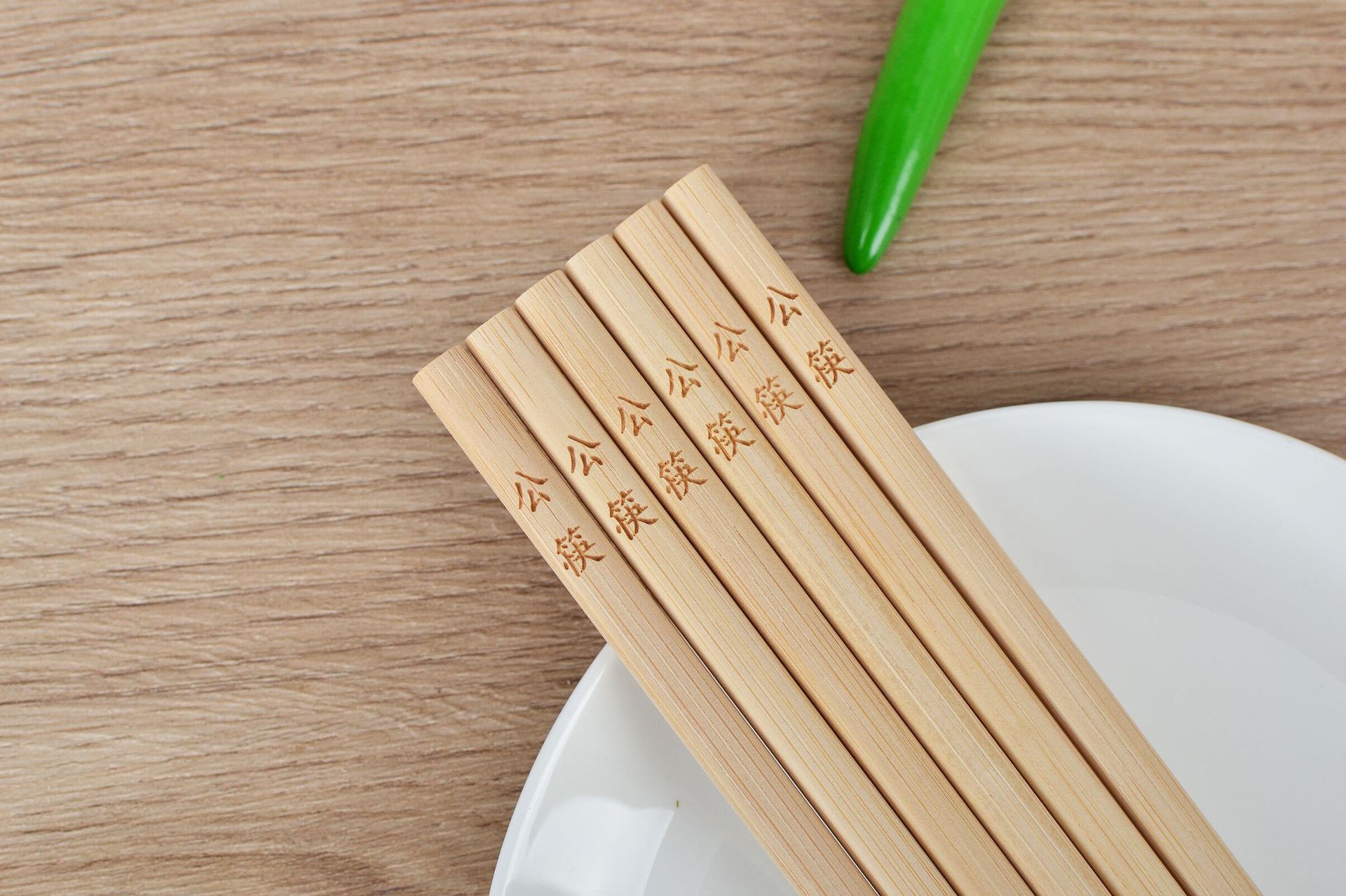 一次性碳化竹筷子家用10双装火锅筷年年有余雕刻竹筷餐饮竹筷批发详情5