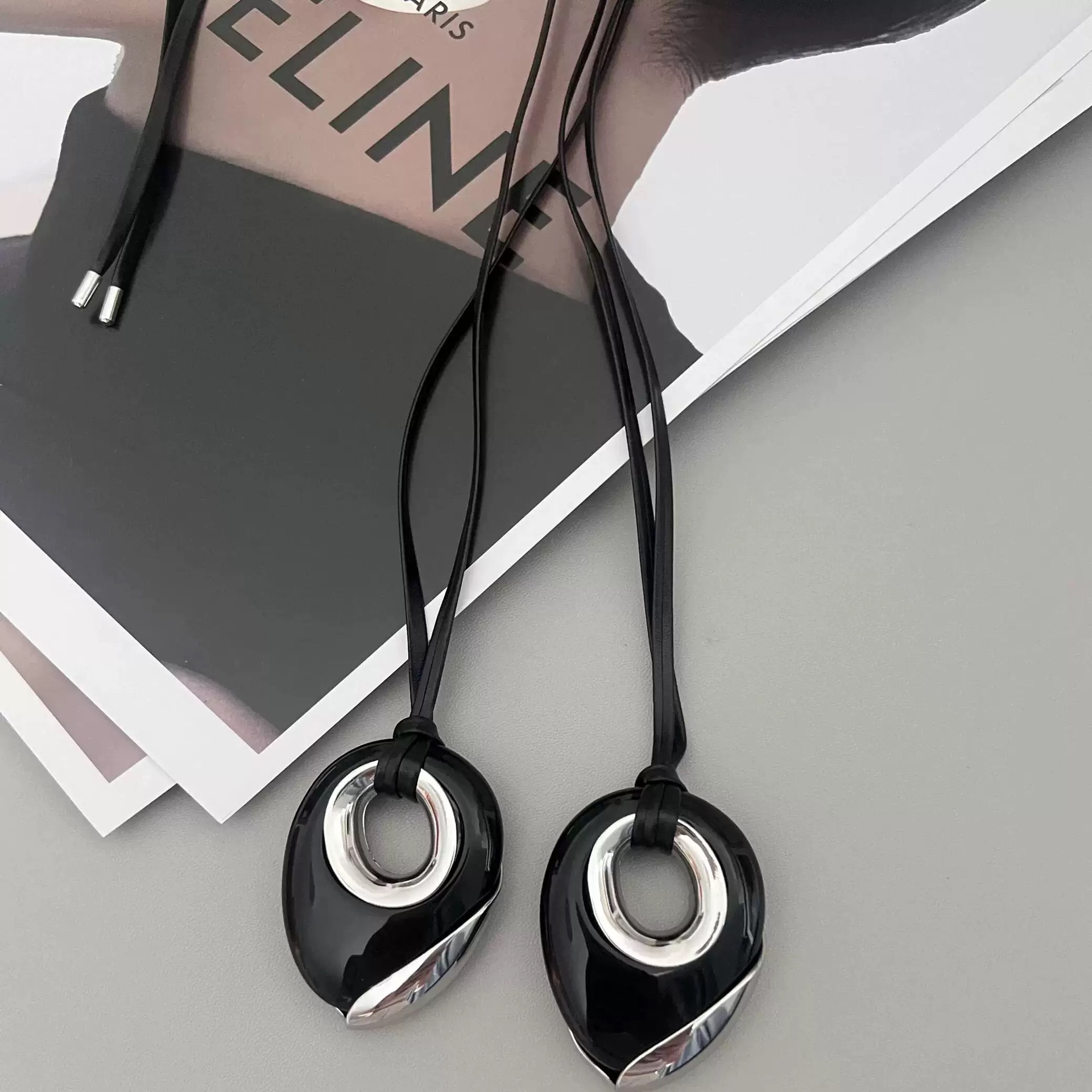 Black geometric pendant leather rope long necklace, a niche design for women, exudes a sense of high-end and light luxury. 2024 new sweater chain trend pic 7