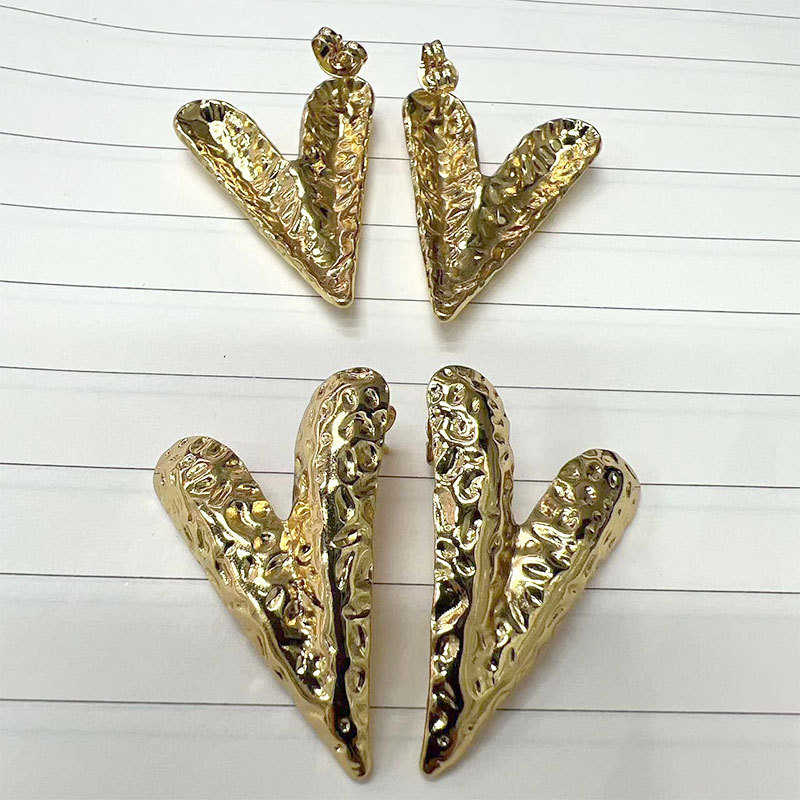 Wholesale of niche accessories such as European and American fashion textured retro heart-shaped stud earrings, copper gold-plated light luxury stainless steel earrings pic 5