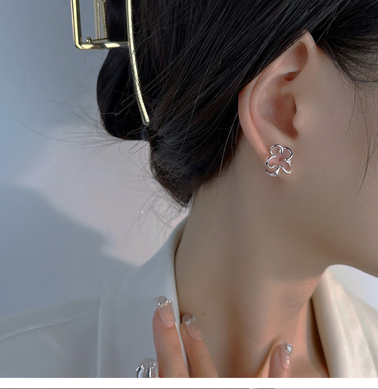 Flower-shaped ear clips for women, 2024 new high-end and light luxury earrings, niche design summer earrings pic 7