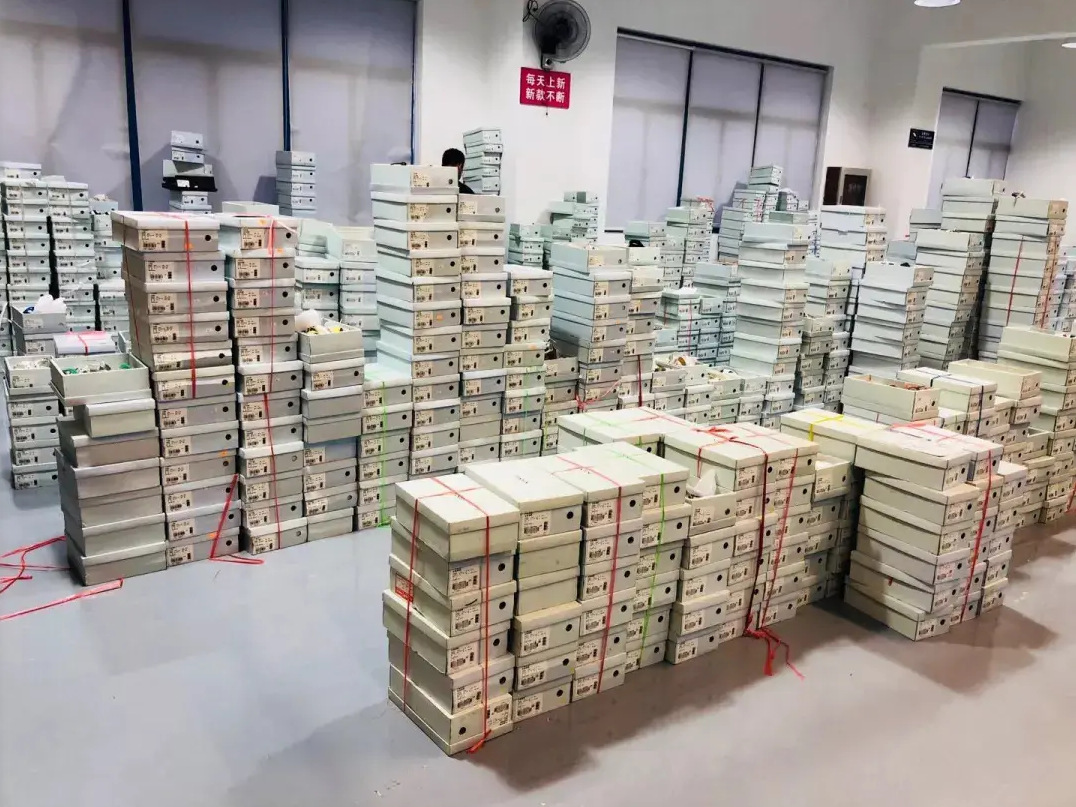 踩屎感~粗跟高跟鞋女2024新款夏季时尚一字带防水台厚底罗马凉鞋详情5
