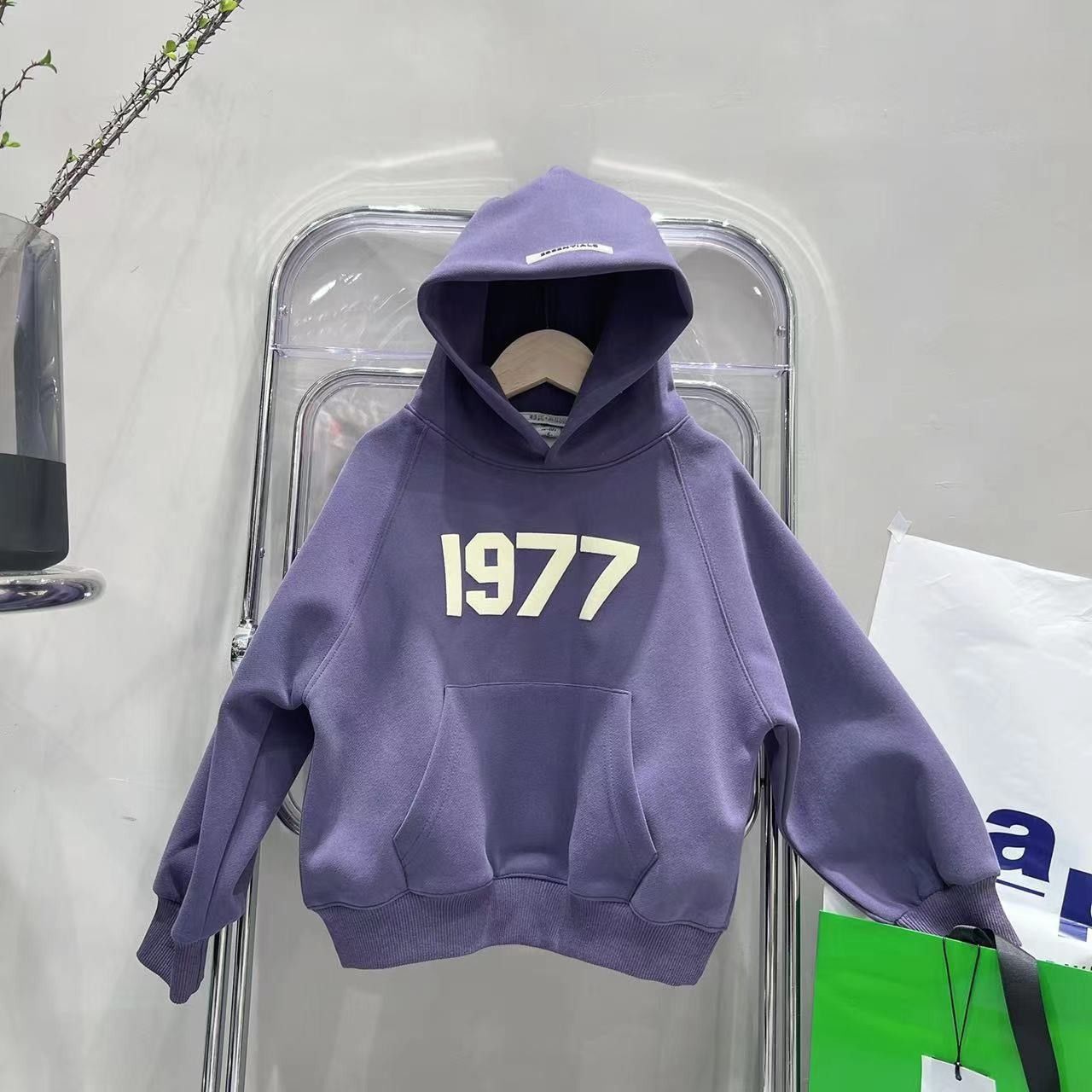 The new Korean-style hooded sweatshirt for boys and girls in autumn and winter 2024 is stylish and fashionable. It also features a thick top for children pic 3