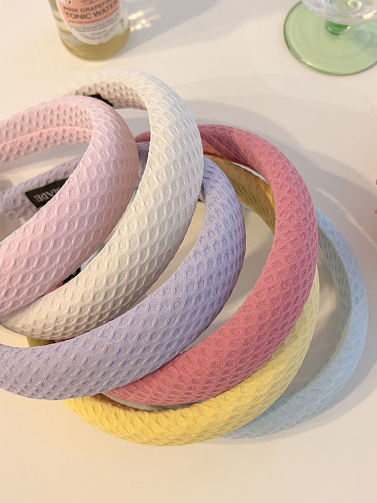 The cream-colored waffle hairband is sweet and versatile. The sponge headband has a mesh and a solid-colored hairpin. It is a face wash and hair accessory from Japan and South Korea pic 2