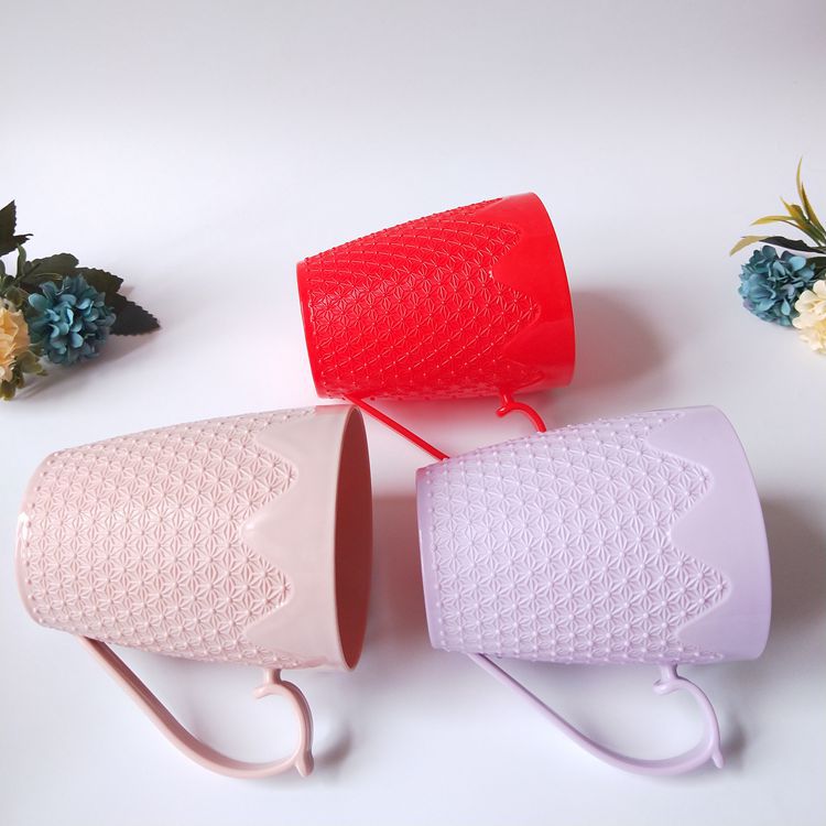 1-yuan store wholesale of plastic cups, drinking cups, colored engraved water cups and brushing cups pic 6