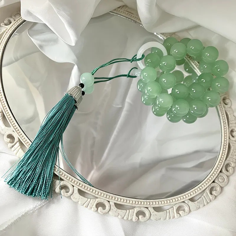 Qingqing Zijin holds a cultural and artistic bracelet that wraps around her fingers in a soft ancient style. This 18-seed prayer bead bracelet is a retro Hanfu accessory pic 18