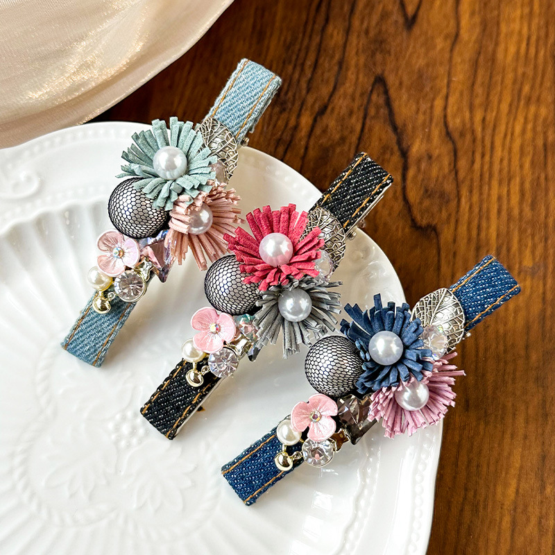 Black rhinestone velvet bangs clip with a high-end look, side clip with a duckbill clip and a small Chanel style, pearl rhinestone hair clip at the back of the head pic 17