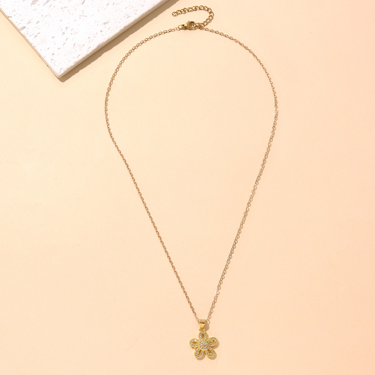 A minimalist and high-end zircon flower design DIY micro-inlay elegant and light luxury necklace in the style of fashionable ins pic 5