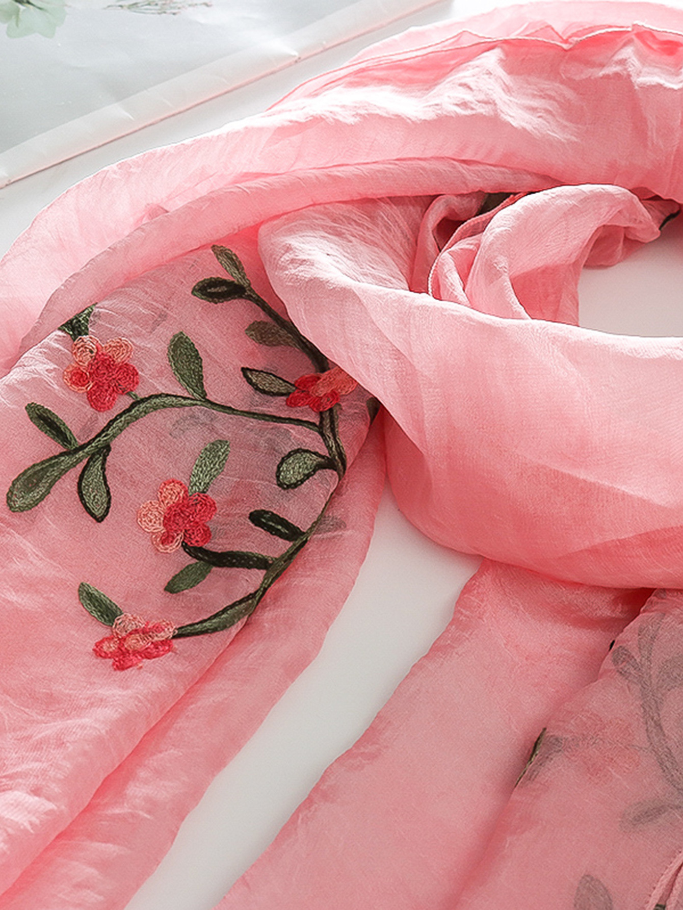 一件代发新款跨境专供美式田园风绣花披肩围脖外出拍照必防晒围巾详情10