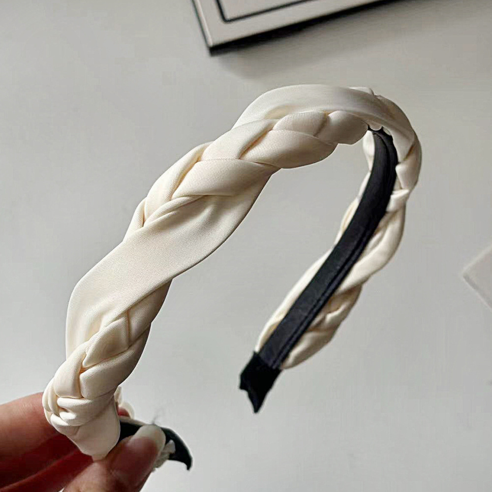 The cold and elegant braided hairband is a simple solid-color headband made of woven fabric for women. It is versatile and anti-slip. The Korean-style hairpin adds a touch of charm to your hair pic 9