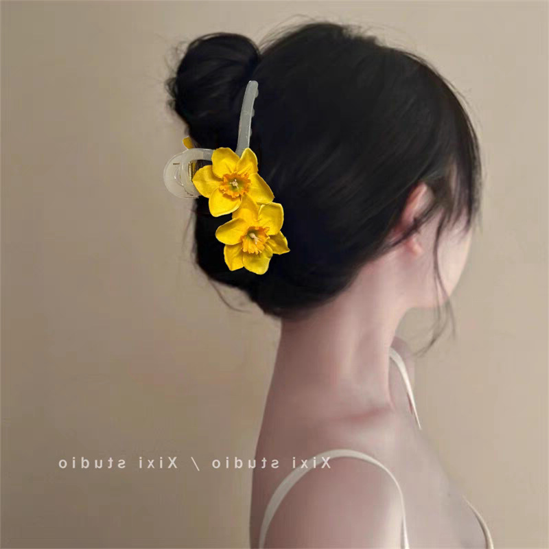 The forest-themed yellow flower hairpin at the back of the head is sweet and fresh. The hair is styled in a small and neat style. The side of the bangs is styled in a trendy way pic 13