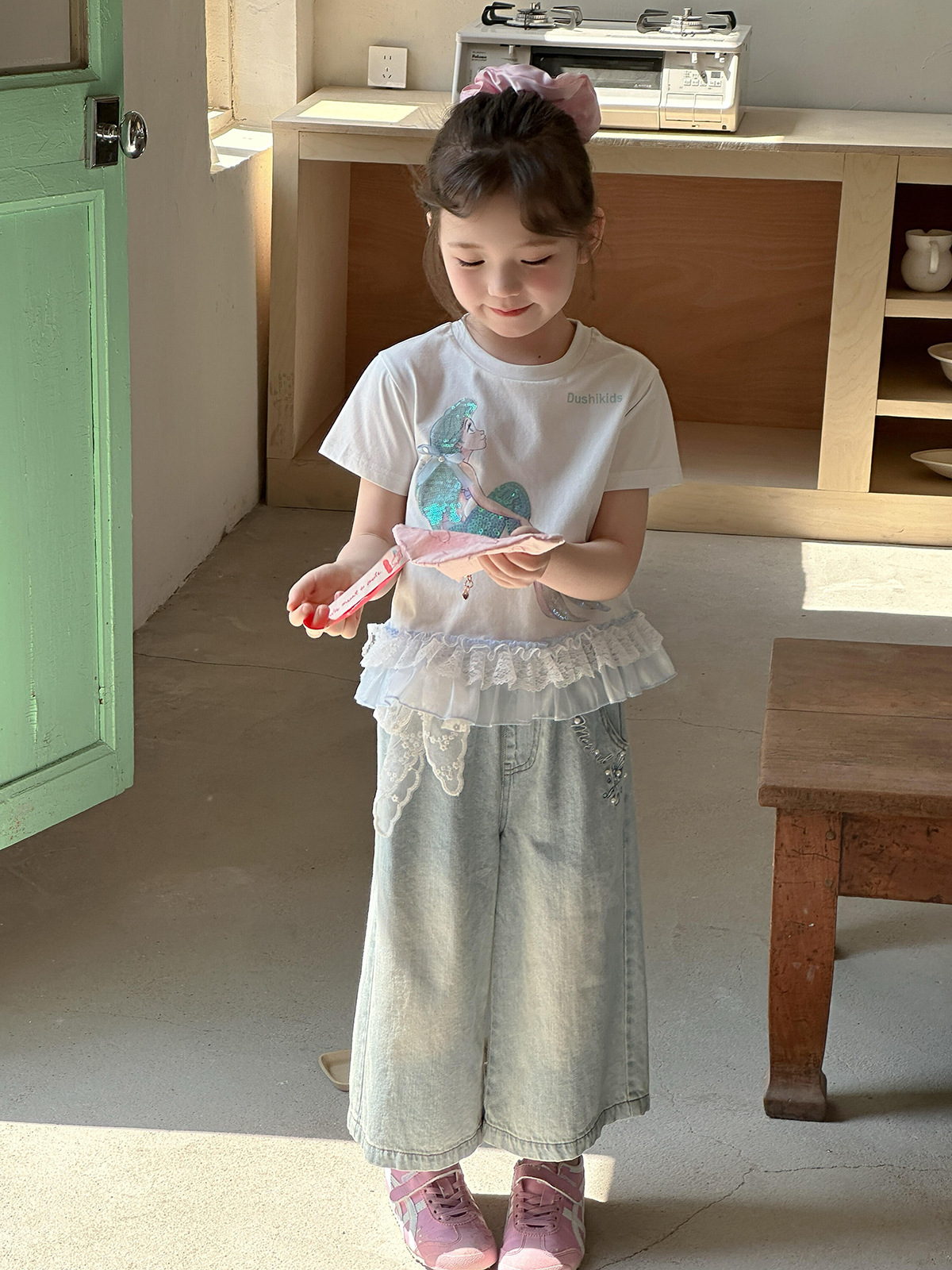 A new summer lace patchwork short-sleeved shirt for girls in 2025, a sweet and fashionable T-shirt for children pic 14