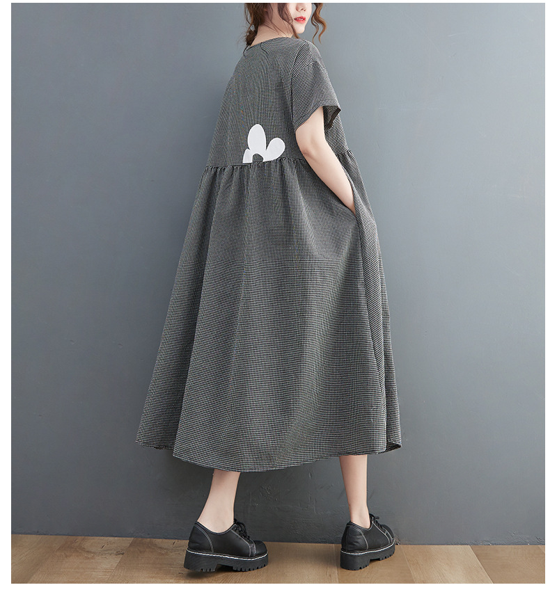 A real photo of a large-sized, loose, retro, and fresh round-neck printed dress with small checks in summer pic 14