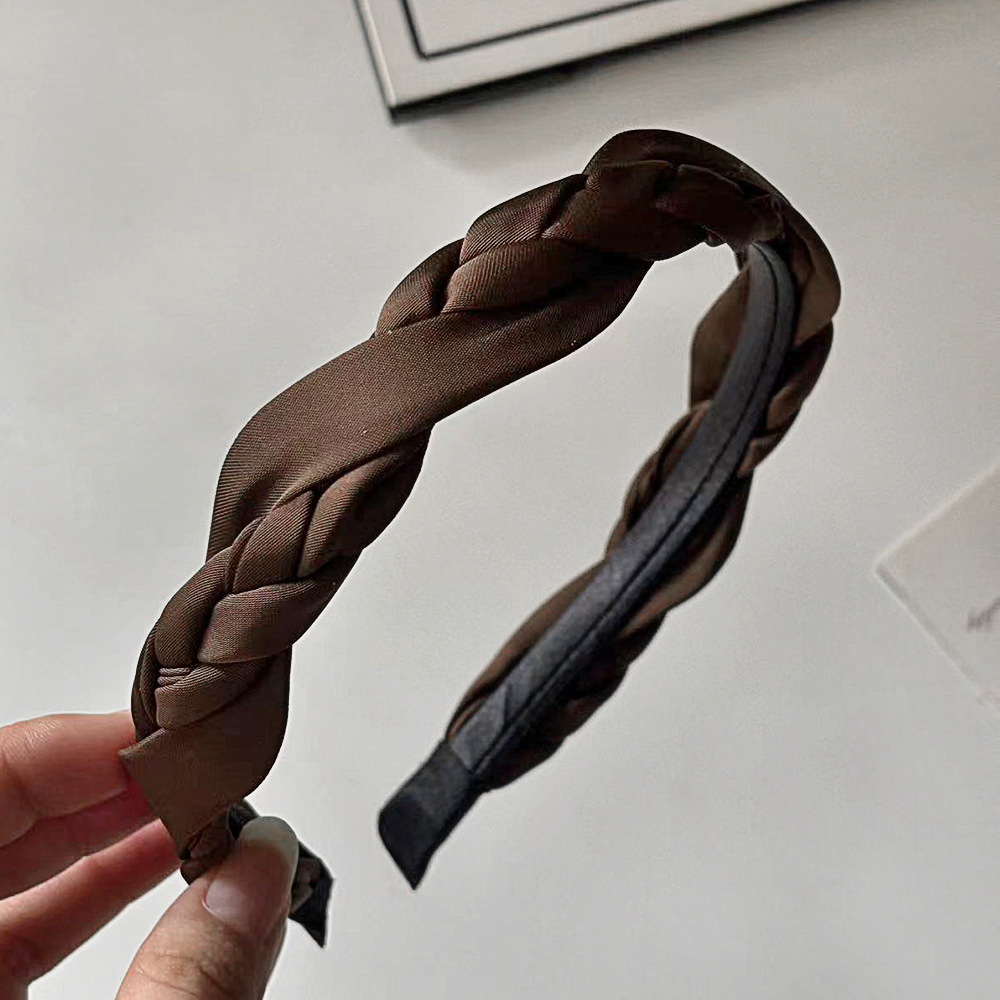 The cold and elegant braided hairband is a simple solid-color headband made of woven fabric for women. It is versatile and anti-slip. The Korean-style hairpin adds a touch of charm to your hair pic 8