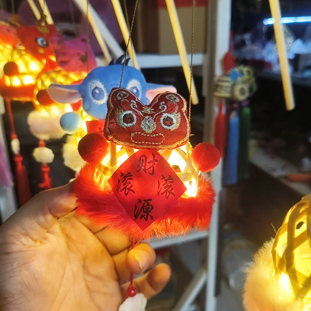 Lantern stalls with ancient-style plush toys and bamboo weaving that glow are also popular tourist attractions. Hand-held lanterns, Mid-Autumn Festival small lanterns, Mid-Autumn Festival little rabbits, and small maneki Neko pendants pic 24