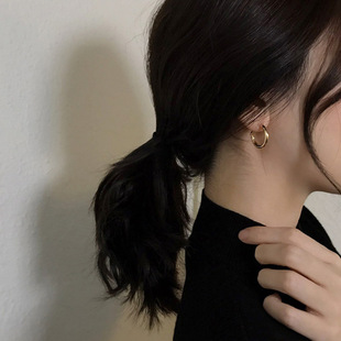 Small C-shaped smooth geometric pattern scented plate ear clips for women, no ear piercings, wearable earrings, elegant earrings factory direct sales pic 3