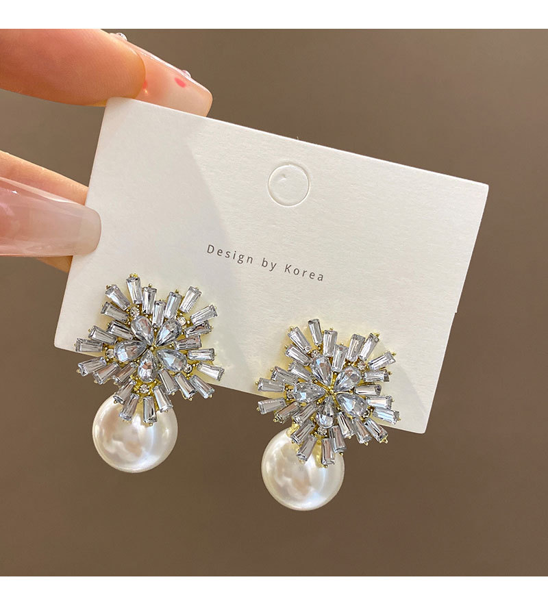 925 Silver Needle Sparkling Diamond Snowflake Pearl Earrings, a light luxury and niche design, high-end stud earrings, a retro and elegant ear accessory pic 18