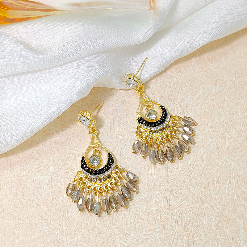 The popular diamond-encrusted gold multi-tassel ear studs from Japan and South Korea exude a fashionable, light luxury and high-end feel. They are versatile floral earrings that exude a feminine charm pic 4