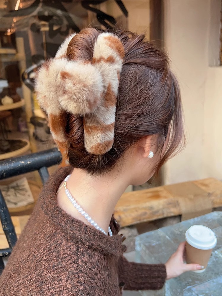 大号真獭兔毛高级感抓夹网红超大发夹可爱毛绒头饰发饰鲨鱼夹秋冬详情7