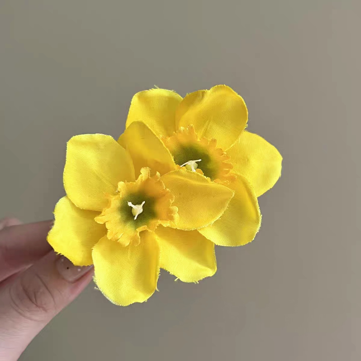 The forest-themed yellow flower hairpin at the back of the head is sweet and fresh. The hair is styled in a small and neat style. The side of the bangs is styled in a trendy way pic 16